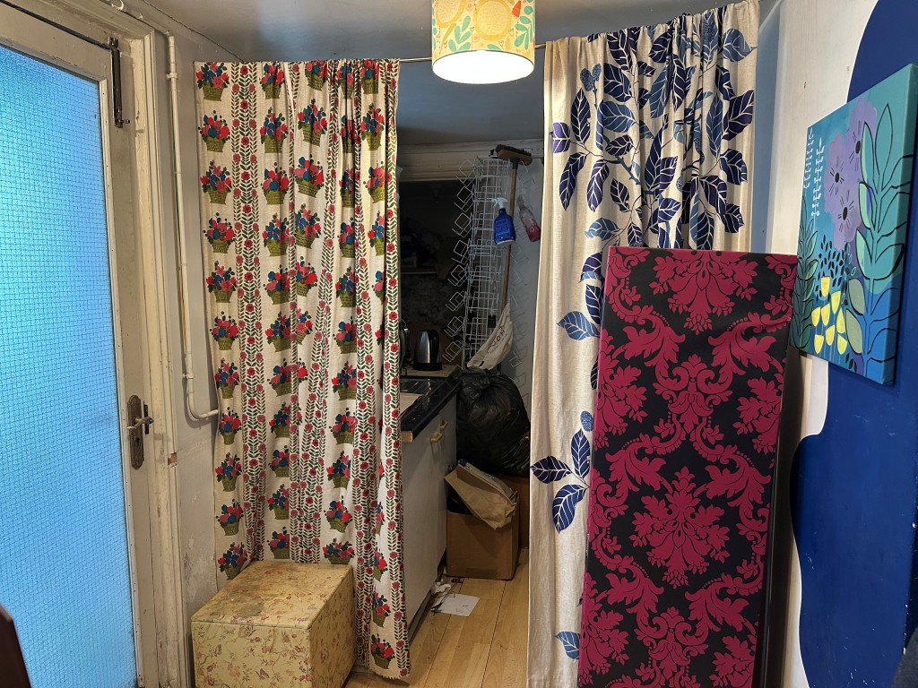 Lot: 79 - MIXED FREEHOLD RESIDENTIAL AND COMMERCIAL INVESTMENT - 56 Kings Road Commercial - Back Room with kitchenette